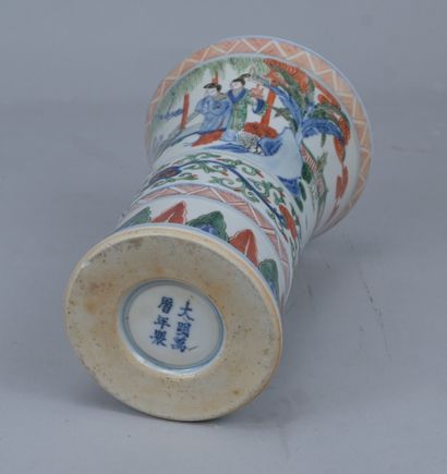 Vase en porcelaine de Chine de style Doucai,...