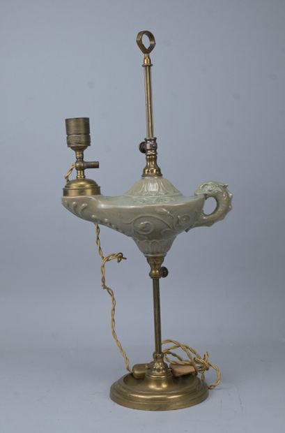 Lampe à huile en faïence et monture en cuivre,...