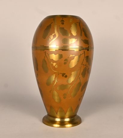 Grand vase Art Nouveau en laiton gravé à...