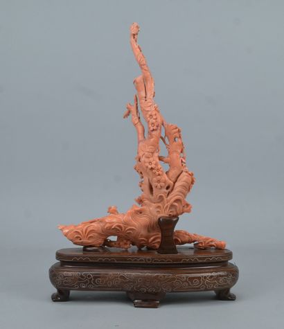 Chinese coral sculpture depicting phoenixes...