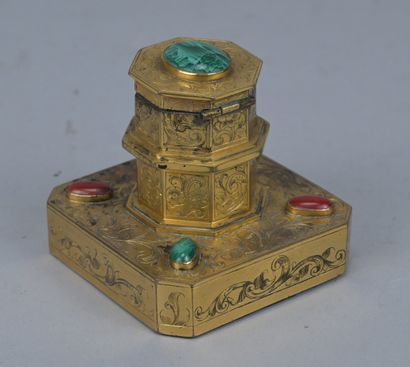 Encrier de voyage en bronze doré et pierres...