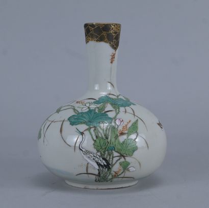 Vase bouteille en porcelaine à décor de lotus...