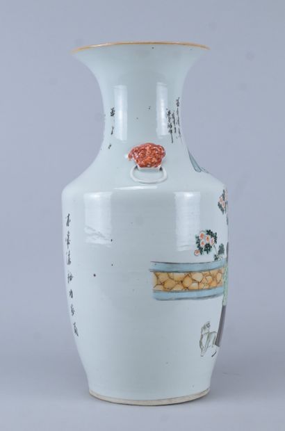 Grand vase balustre en porcelaine de Chine,...