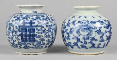 Paire de petits vases chinois en porcelaine...