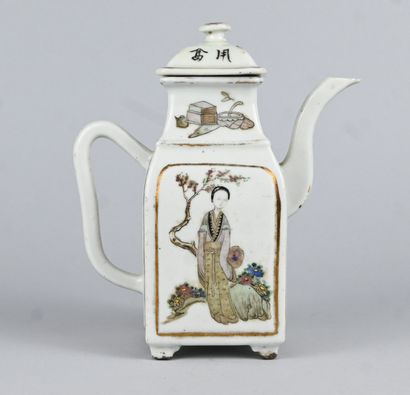 Théière chinoise en porcelaine à décor famille...