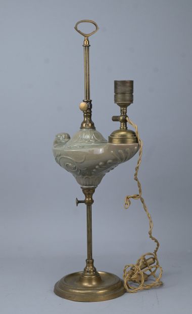 Lampe à huile en faïence et monture en cuivre,...