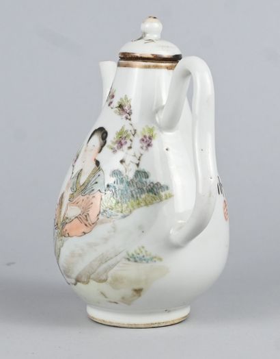 Théière chinoise en porcelaine à décor de...