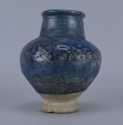 Vase balustre en terre cuite émaillée bleue,...