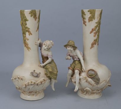 Paire de vases Art nouveau en porcelaine...
