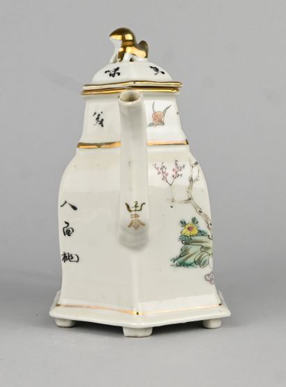Théière chinoise en porcelaine polychrome,...