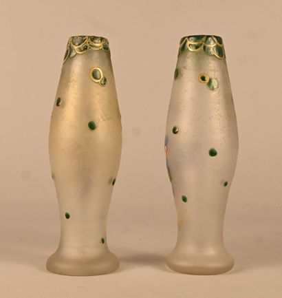 Paire de vases Art Nouveau en verre émaillé...