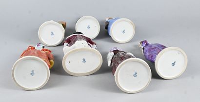 Suite de six personnages historiques en porcelaine...