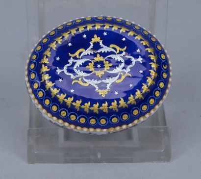 Boîte à bijoux ovale en porcelaine émaillée...