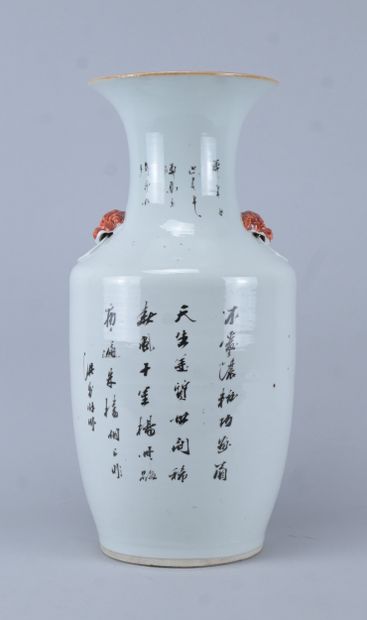 Grand vase balustre en porcelaine de Chine,...