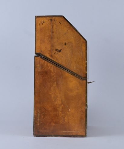 Boîte anglaise en bois de noyer, Anglettere,...