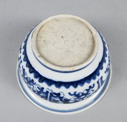 Bol chinois en porcelaine bleu et blanc à...