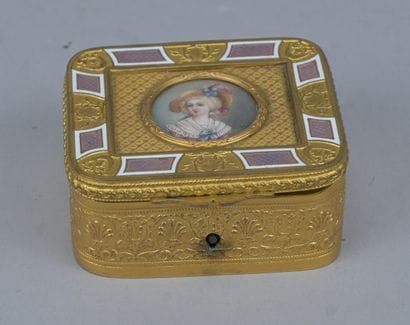Boîte à bijoux en bronze doré et émail à...