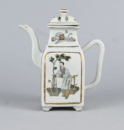 Théière chinoise en porcelaine à décor famille...