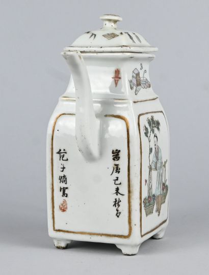 Théière chinoise en porcelaine à décor famille...