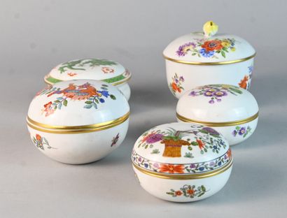 Lot de cinq boîtes couvertes en porcelaine...