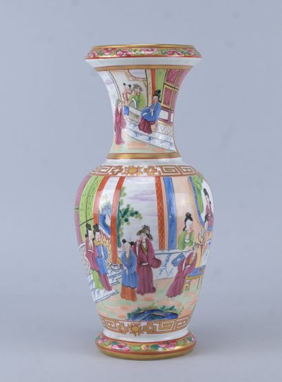 Vase en porcelaine de style Canton à décor...