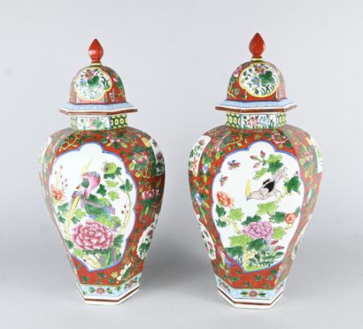 Paire de vases couverts chinois en porcelaine...