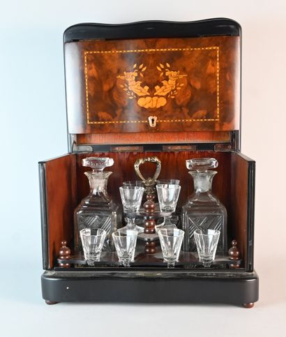 Cave à liqueur Napoléon III en placage et...