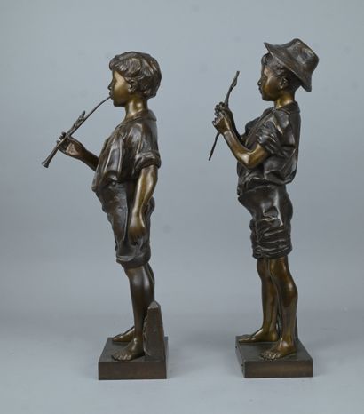 Paire de bronzes « Charmeur de Lézards »...