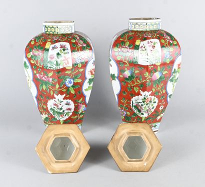 Paire de vases couverts chinois en porcelaine...