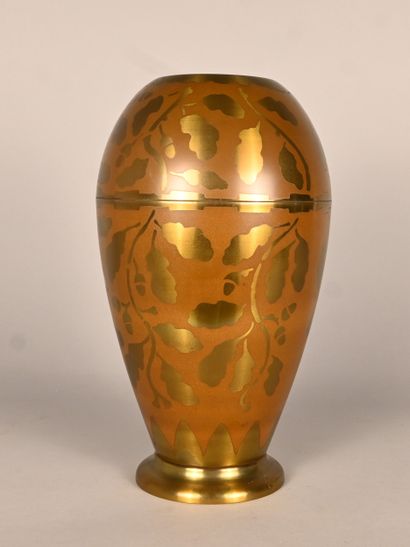 Grand vase Art Nouveau en laiton gravé à...