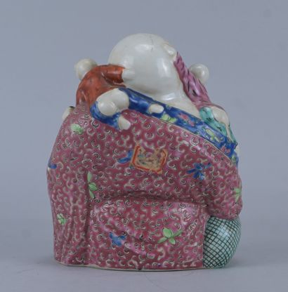 Bouddha rieur entouré d’enfants en porcelaine...