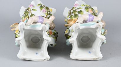 Paire de vases en porcelaine allemande à...