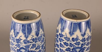 Paire de vases chinois en porcelaine bleu...