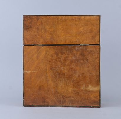 Boîte anglaise en bois de noyer, Anglettere,...