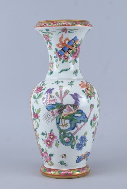 Vase en porcelaine de style Canton à décor...