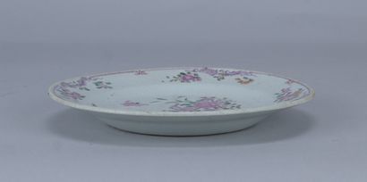 Assiette en porcelaine de Chine à décor floral...