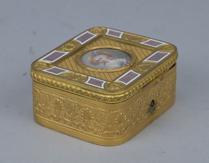 Boîte à bijoux en bronze doré et émail à...