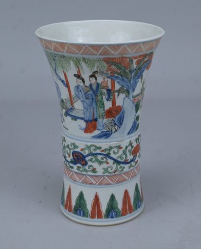 Vase en porcelaine de Chine de style Doucai,...