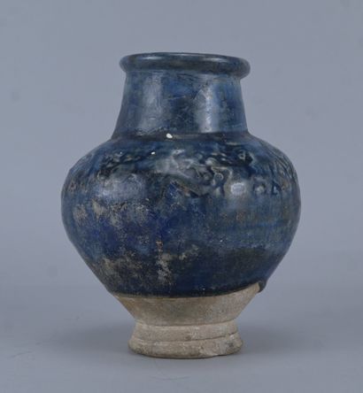 Vase balustre en terre cuite émaillée bleue,...