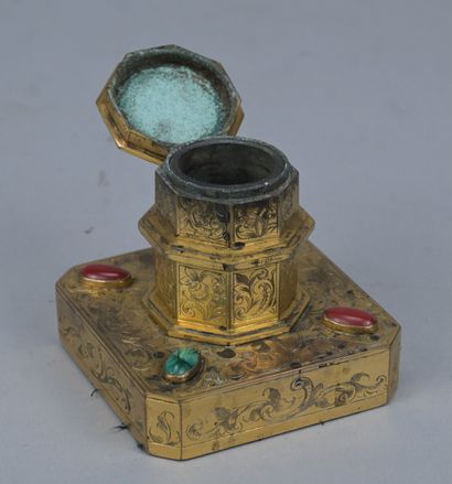 Encrier de voyage en bronze doré et pierres...