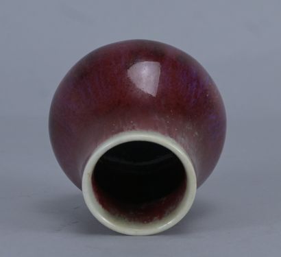 Petit vase en porcelaine à glaçure flammée...