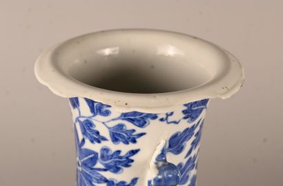 Paire de vases chinois en porcelaine bleu...
