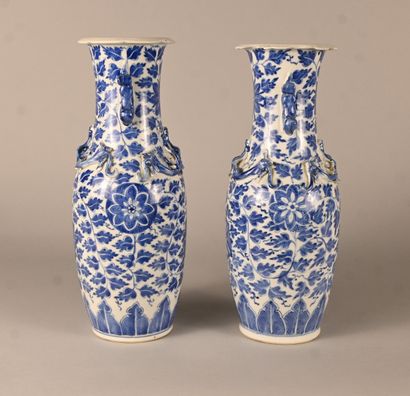 Paire de vases chinois en porcelaine bleu...