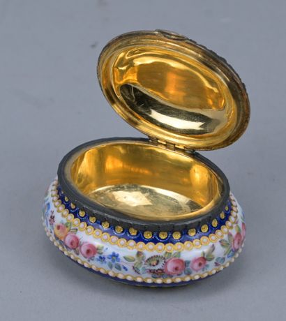 Boîte à bijoux ovale en porcelaine émaillée...