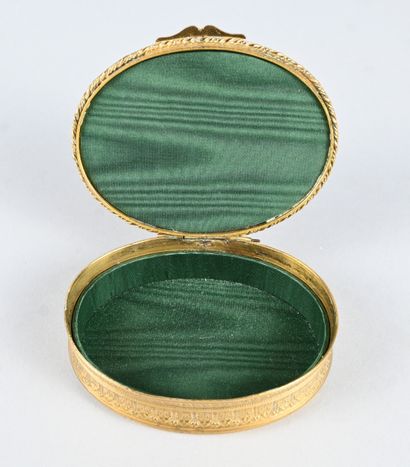 Boîte ovale en bronze doré à miniature de...