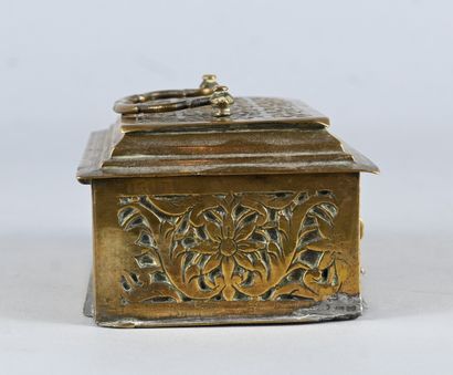 Coffret orientaliste ajouré en laiton repoussé,...