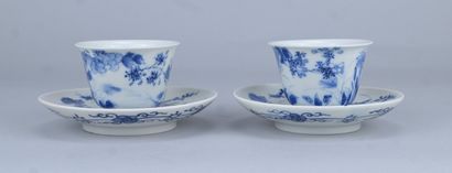 Paire de tasses et soucoupes en porcelaine...