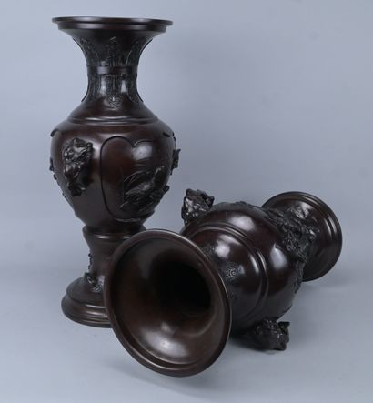 Paire de grands vases japonais en bronze...