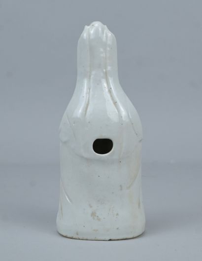 Guanyin assise en porcelaine Blanc de Chine,...