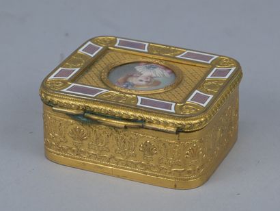 Boîte à bijoux en bronze doré et émail à...